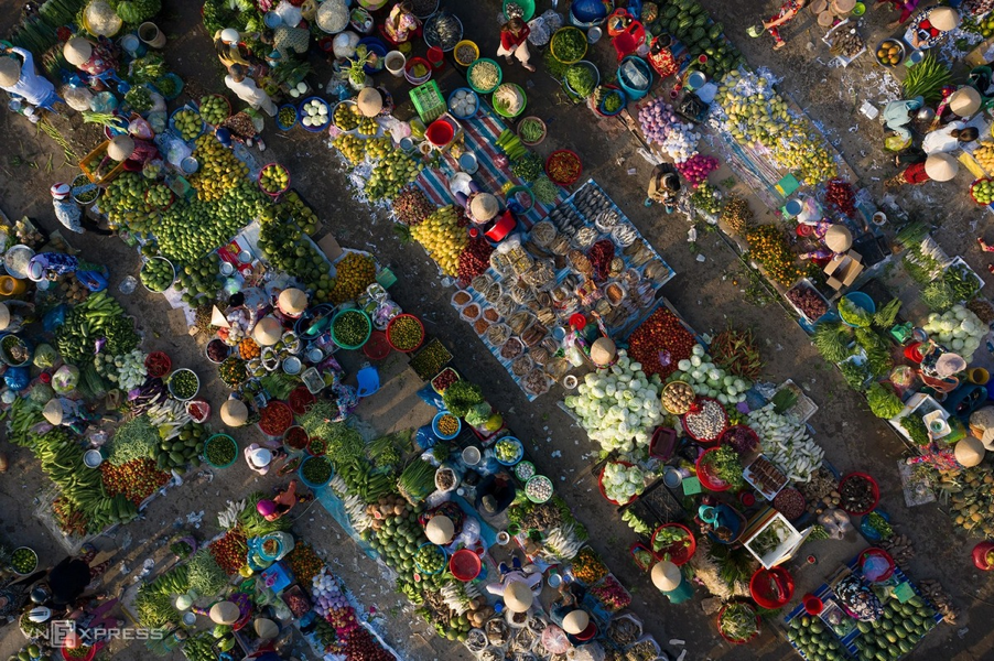 countryside market in Vietnam