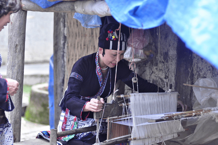 Vietnamese ethnic women 