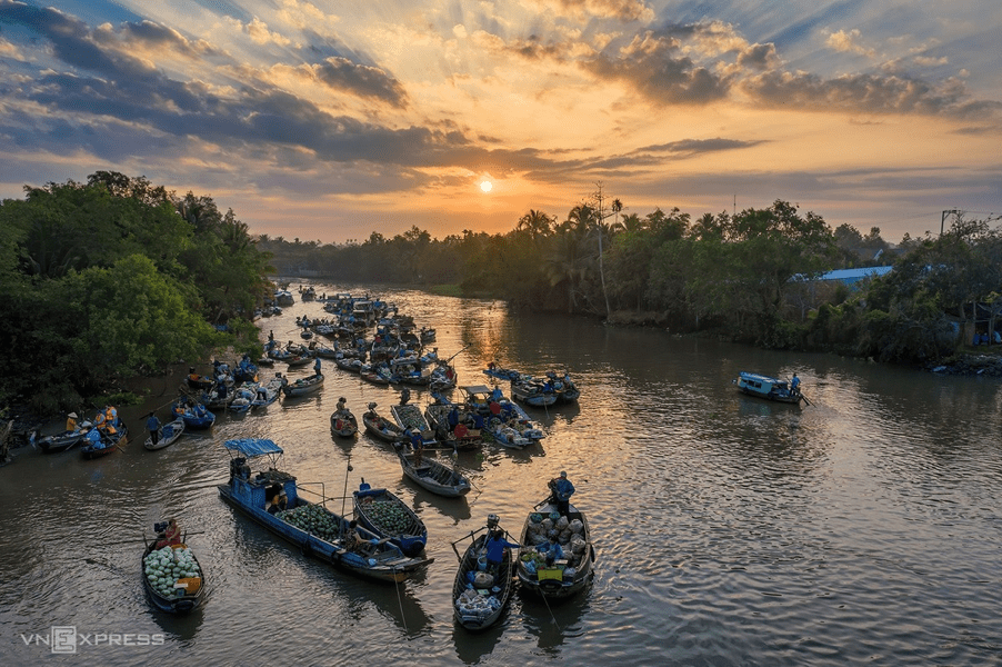 Phong Dien floating market