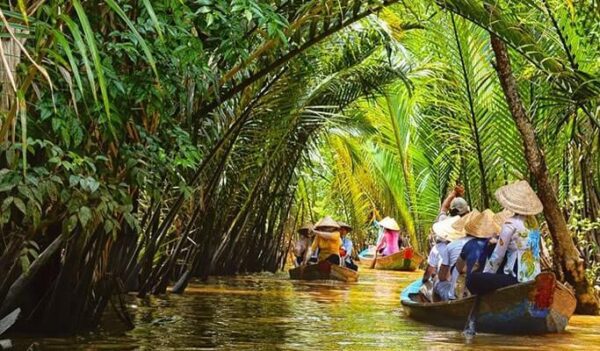 Sampan boat ride in Ben Tren