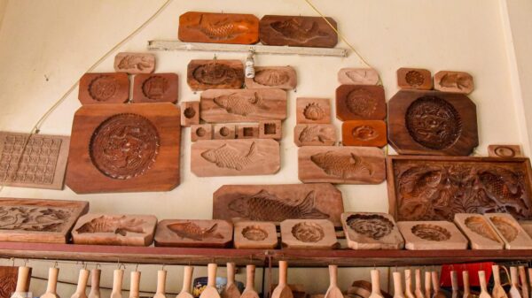 A 35-year-old artisan holds the profession of making moon cake molds