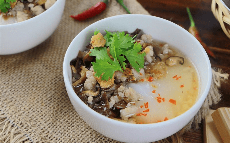 Bánh Đúc nóng (Steamed Rice Cake)