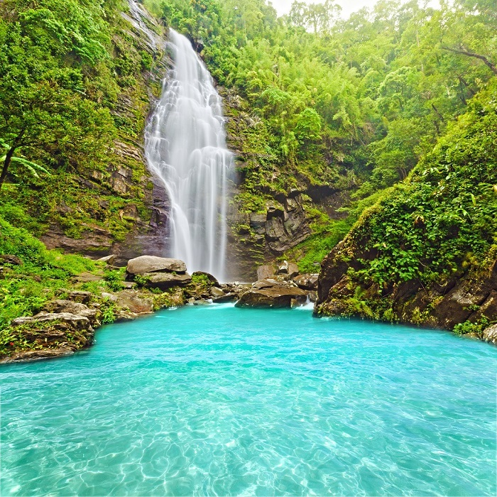 Enjoy Khe Kem waterfall 