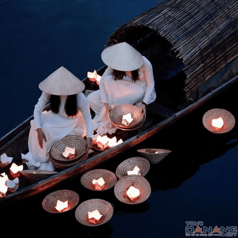 Release the lanterns of Hoi An full moon night