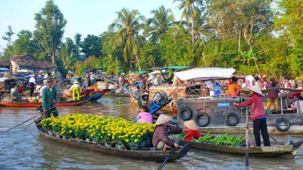 Long Xuyen floating market